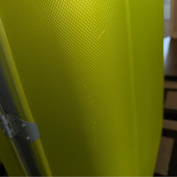 Neon yellow suitcases - Picture 14 of 14